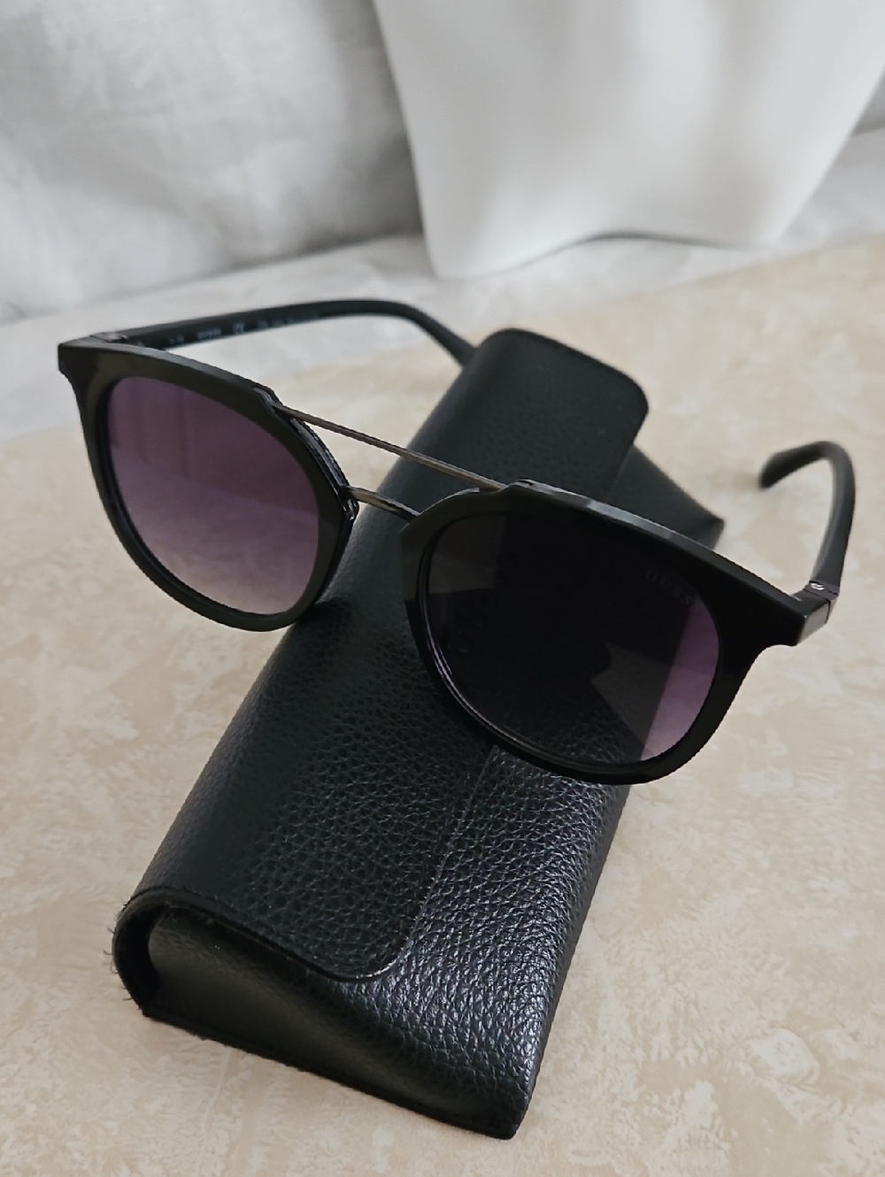 Guess Sunglasses With Case. - Picture 4 of 15